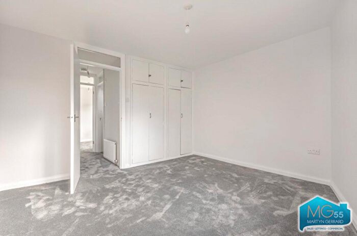 2 Bedroom Maisonette To Rent In High Road, East Finchley, London, N2