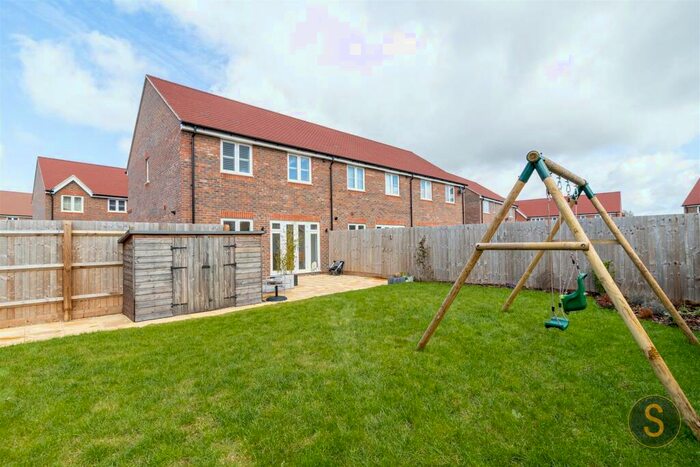 3 Bedroom Semi-Detached House For Sale In Vaisey Close, Tring, HP23