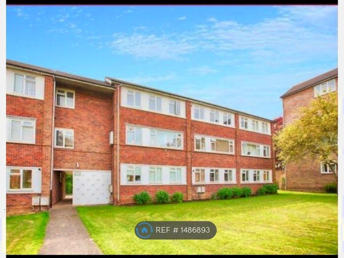 2 Bedroom Flat To Rent In The Ridgeway, St. Albans, AL4
