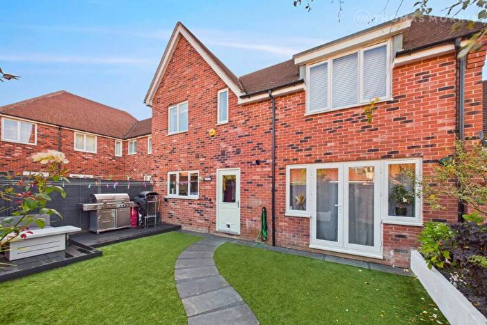 4 Bedroom Detached House For Sale In Wood Ridge Crescent, St. Neots, Cambridgeshire, PE19