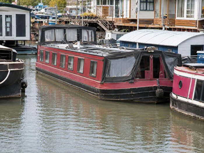 3 Bedroom Houseboat For Sale In Vicarage Lane, Rochester, ME3