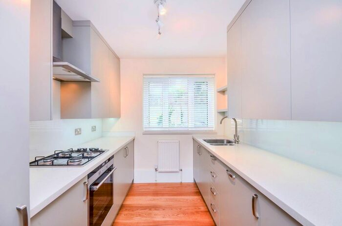3 Bedroom Flat To Rent In Cremorne Estate, Chelsea, London, SW10