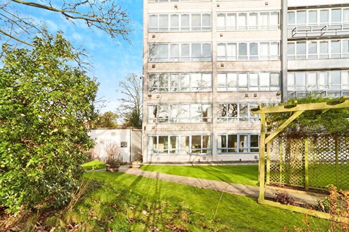 1 Bedroom Apartment For Sale In Ingledew Court, Leeds, LS17