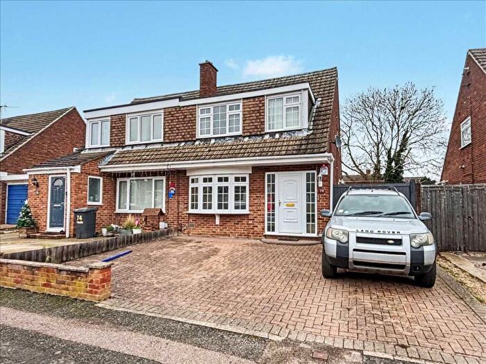 3 Bedroom Semi Detached House For Sale In Mendip Cresent, Bedford, MK41