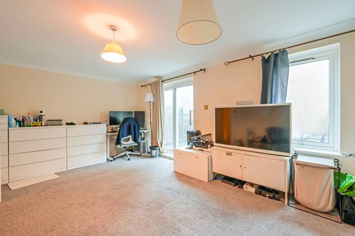 2 Bedroom Flat To Rent In Conant Mews, Aldgate, London, E1