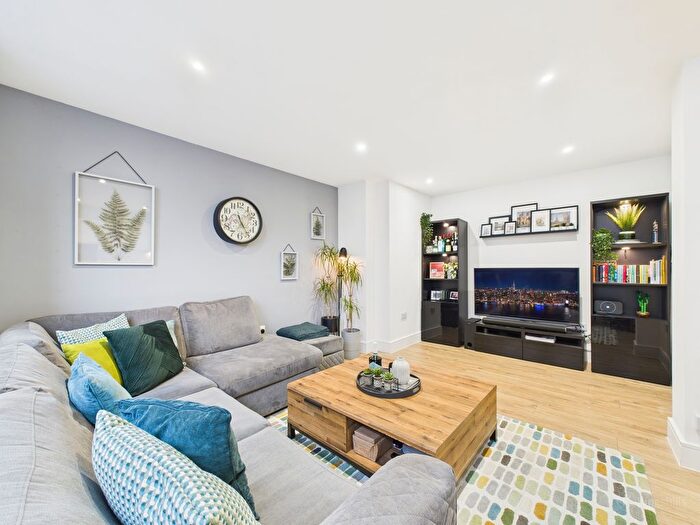 1 Bedroom Flat For Sale In Castle House, Desborough Road, High Wycombe, Buckinghamshire, Fp, High Wycombe, HP11