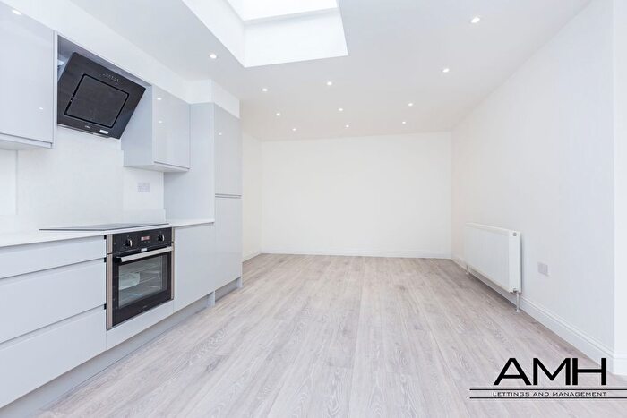 2 Bedroom Flat To Rent In Station Road, London, N3