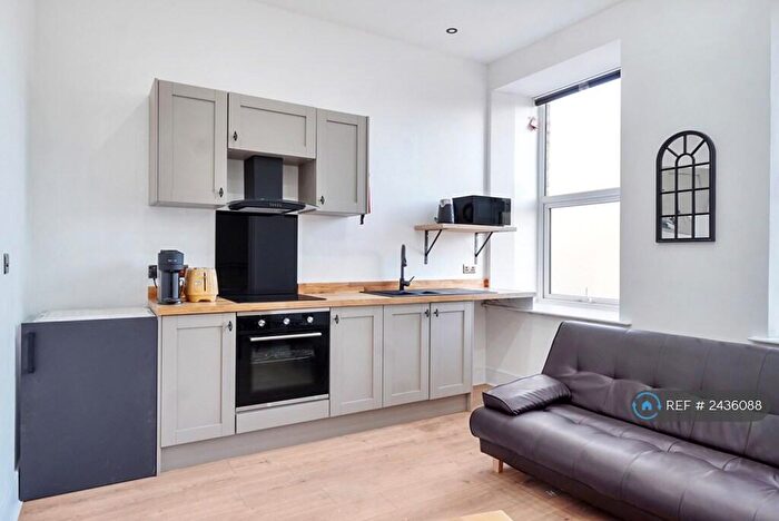 1 Bedroom Flat To Rent In Tudor House, Brighouse, HD6