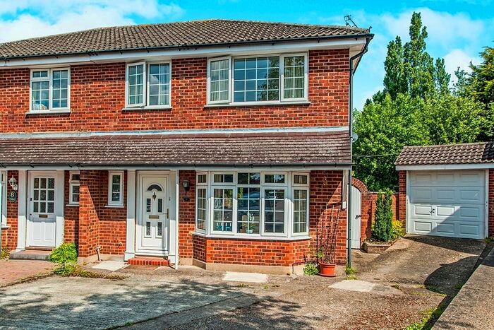 4 Bedroom Semi-Detached House To Rent In The Maltings, Hunton Bridge, Kings Langley, Hertfordshire, WD4