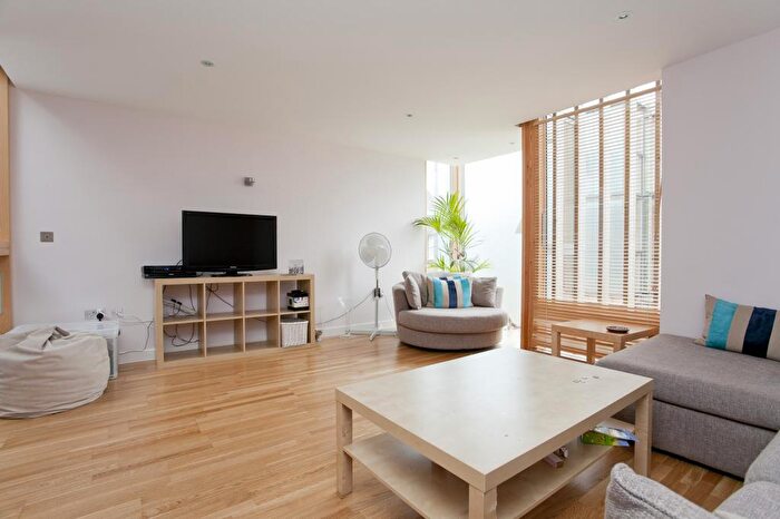 3 Bedroom Town House To Rent In Century Mews, London, N5