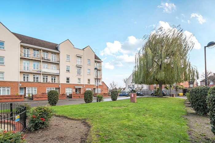 2 Bedroom Flat For Sale In Magdalene Gardens, Whetstone, N20
