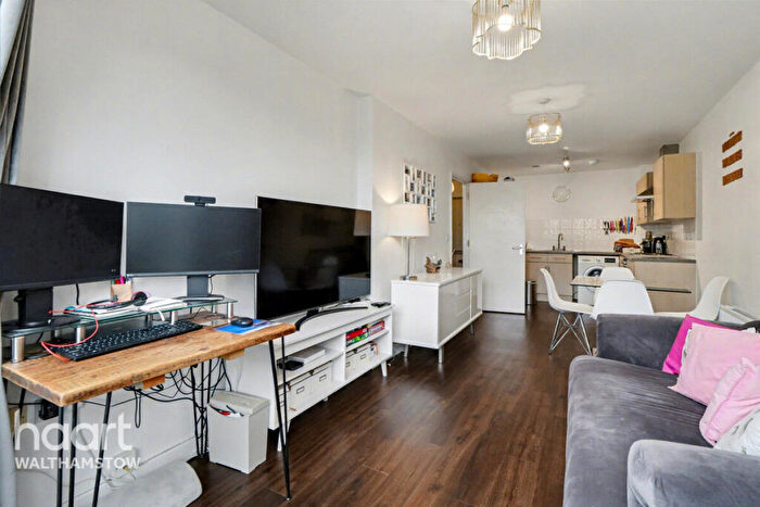 1 Bedroom Apartment For Sale In Hillyfield, Walthamstow, E17