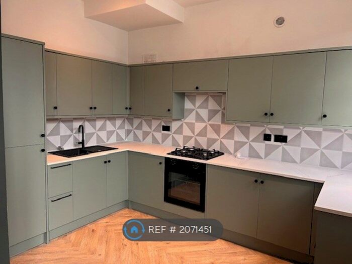 4 Bedroom Semi-Detached House To Rent In Roundhay View, Leeds, LS8