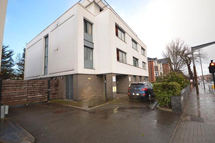 2 Bedroom Flat For Sale In Kenton Road, Harrow, HA3