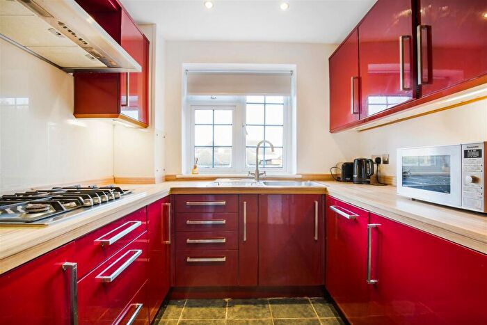 2 Bedroom Flat For Sale In Christchurch Park, Sutton, SM2