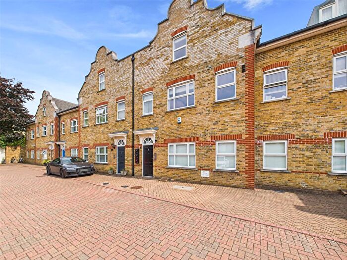 1 Bedroom Flat To Rent In High Street, Hampton Hill, TW12