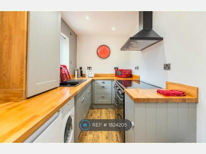 3 Bedroom Semi-Detached House To Rent In Neville Parade, Leeds, LS9