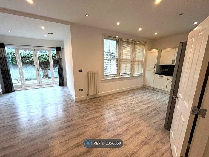 2 Bedroom Maisonette To Rent In The Avenue, London, W4