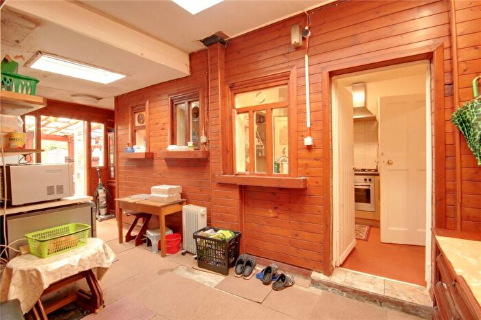 3 Bedroom End Of Terrace House For Sale In Holtwhites Hill, Enfield, EN2