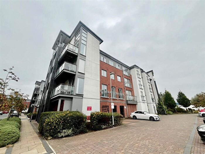 3 Bedroom Flat To Rent In Midlothian Court, Worsdell Drive, Gateshead, NE8