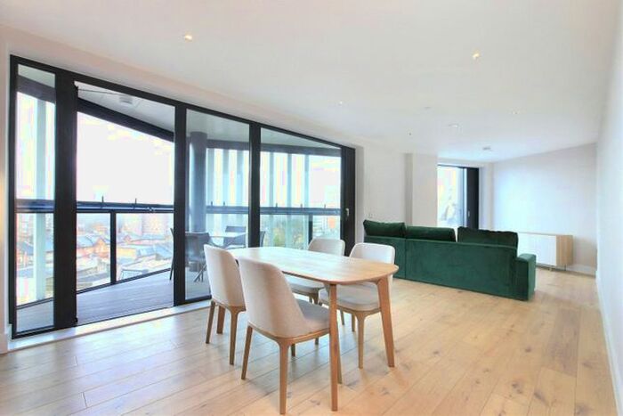 2 Bedroom Flat To Rent In Battersea Park View, Battersea, London, SW8