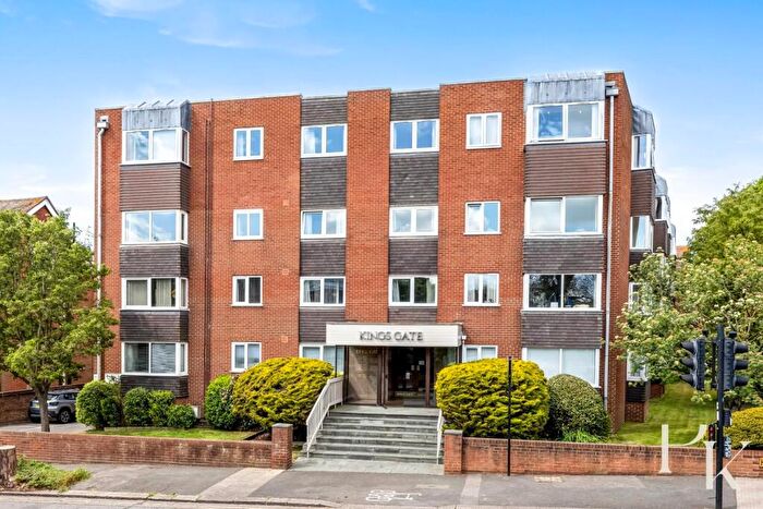 3 Bedroom Flat For Sale In The Drive, Hove, BN3