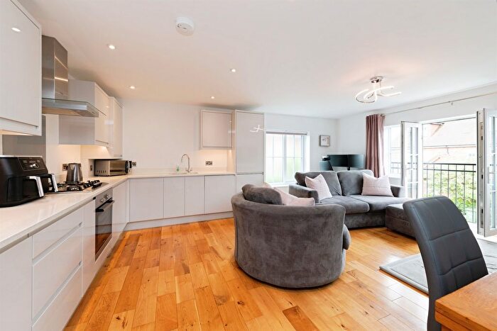 2 Bedroom Flat For Sale In Springfield Close, Salfords, Redhill, RH1