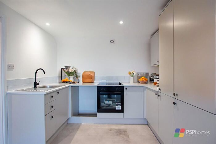 2 Bedroom Flat For Sale In Station Road, Burgess Hill, RH15