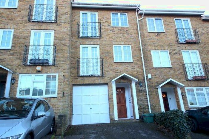 4 Bedroom Town House To Rent In Boyd Close, Kingston Upon Thames, KT2