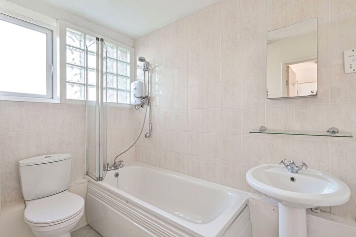 2 Bedroom Flat For Sale In Duncan Court, North Finchley, London, N12