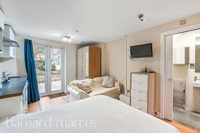 Studio To Rent In Kingsway, London, SW14