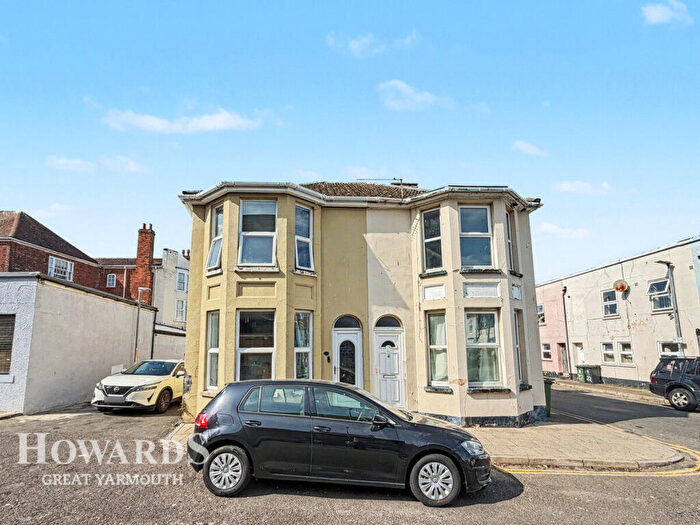 3 Bedroom Semi-Detached House For Sale In Lancaster Road, Great Yarmouth, NR30