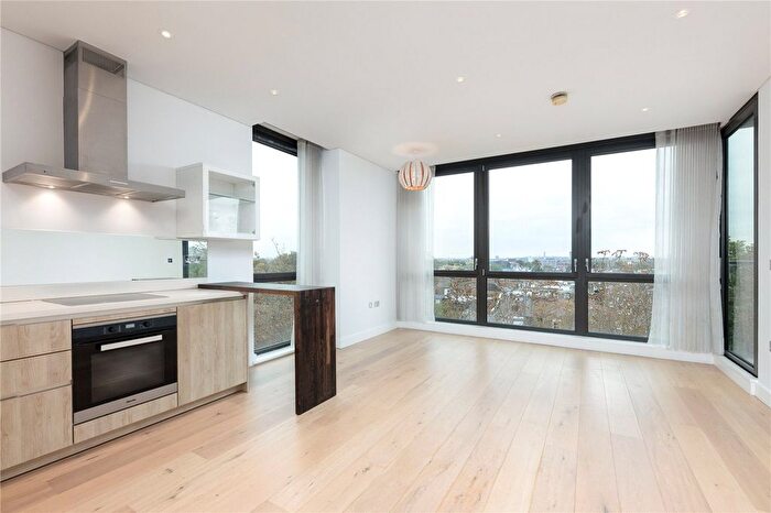 2 Bedroom Flat To Rent In Plaza Gardens, London, SW15