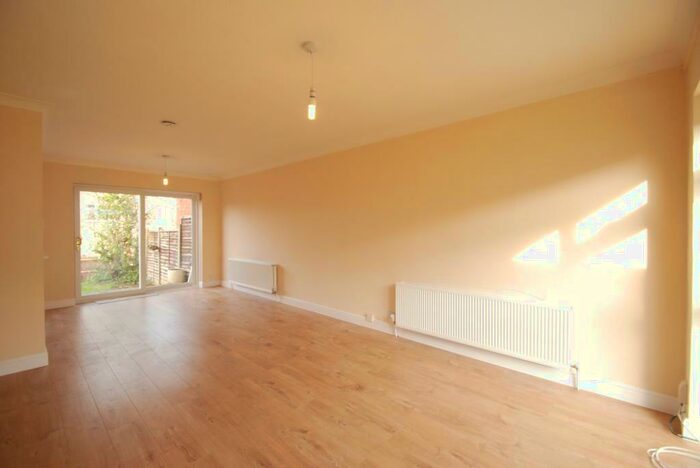 4 Bedroom Semi-Detached House To Rent In Oakfields, Worplesdon, GU3