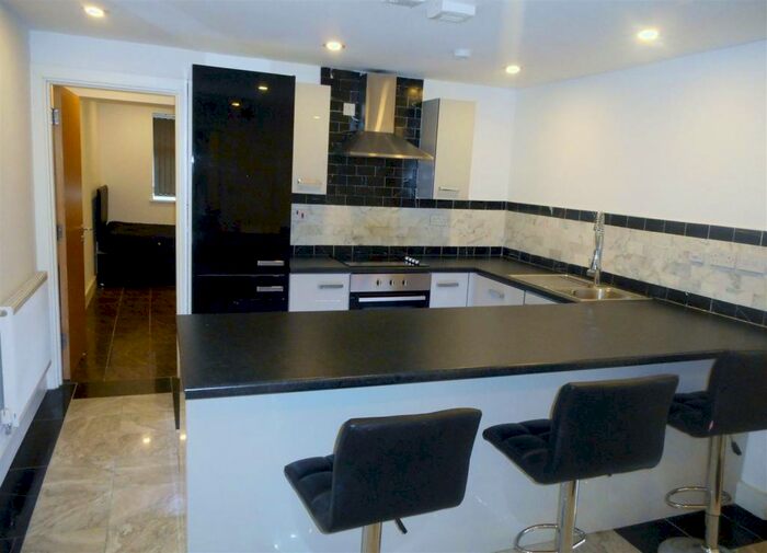 3 Bedroom Flat To Rent In Richmond Crescent, Cardiff, CF24