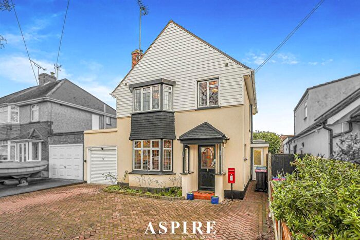 3 Bedroom Detached House For Sale In Flemming Avenue, Leigh-On-Sea, SS9