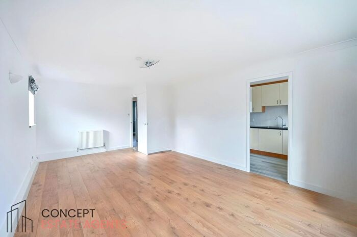 2 Bedroom Flat To Rent In Hove Gardens, Sutton, Surrey, SM1