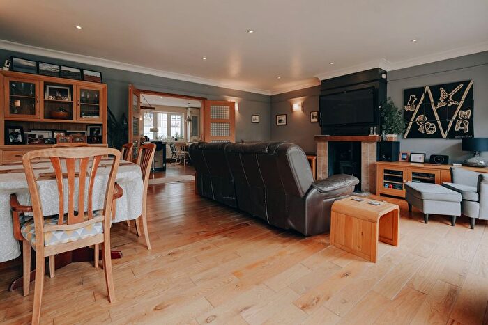 4 Bedroom Detached House For Sale In Bendysh Road, Bushey, WD23