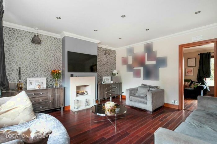 3 Bedroom Semi-Detached House To Rent In Stoneleigh Avenue, Enfield, EN1