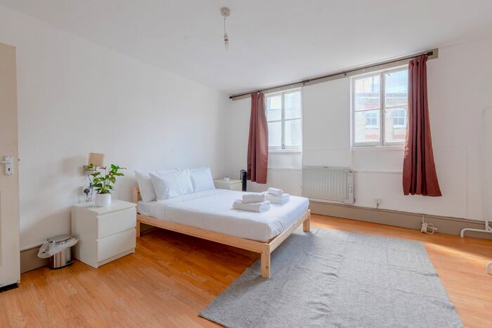 2 Bedroom Flat To Rent In Lndn-S - Scrutton Street, London . Bills Included., CR79
