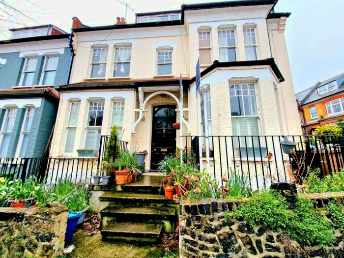 3 Bedroom Flat To Rent In Holmbury View, Hackney, E5