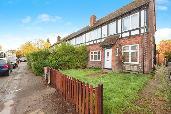 2 Bedroom Maisonette For Sale In Wellington Gardens, Twickenam, TW2