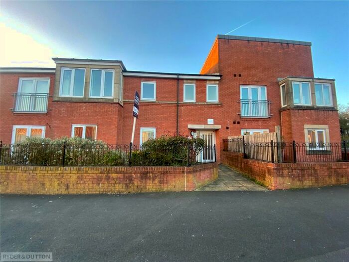2 Bedroom Apartment To Rent In Fairbourne Court, Fairbourne Walk, Oldham, Greater Manchester, OL1