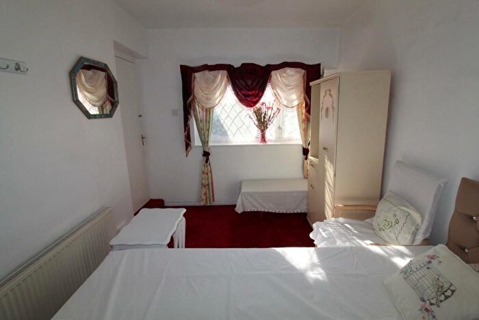 1 Bedroom Detached House To Rent In Woodhall Croft, Woodhall, LS28