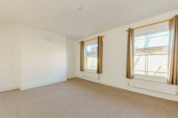 2 Bedroom Flat To Rent In Lilford Road, Camberwell, London, SE5