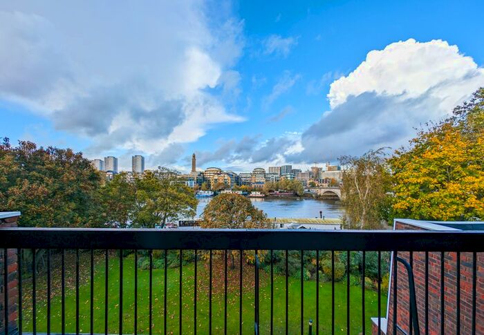 5 Bedroom Town House To Rent In Kreisel Walk, Kew, Richmond, TW9