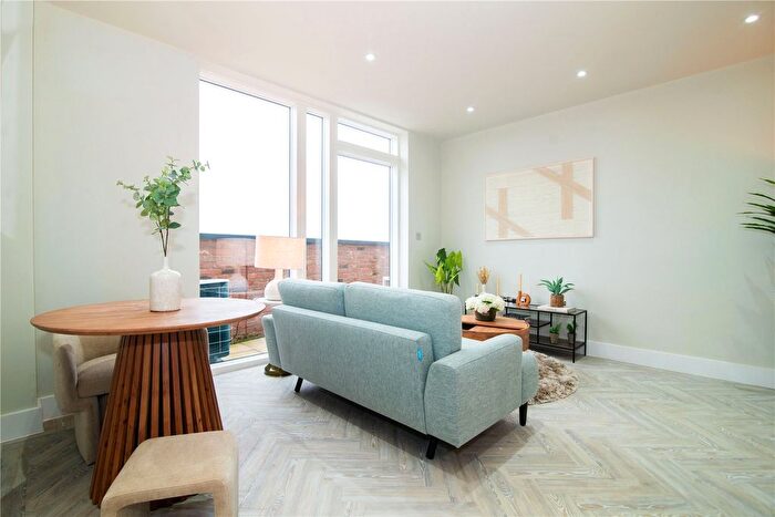 1 Bedroom Flat For Sale In Sandycombe Road, Richmond, TW9