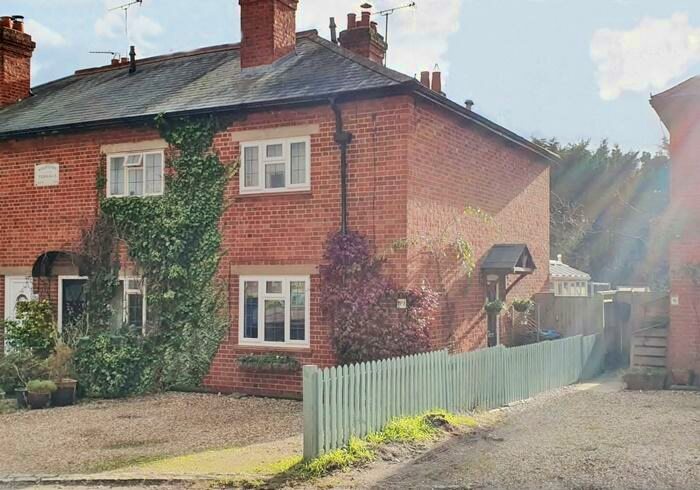 2 Bedroom End Of Terrace House For Sale In Pinkneys Green, SL6