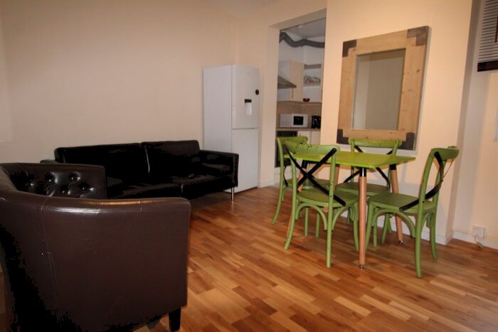 3 Bedroom Flat To Rent In Bed Available In Flat Share, Long Row, Nottingham, NG1