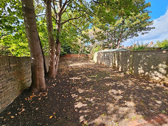 3 Bedroom Flat To Rent In Harlesden Gardens, Harlesden, NW10